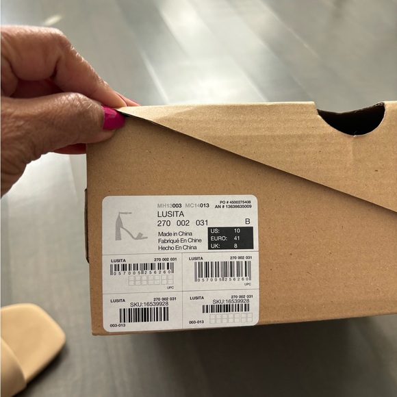 Spring women’s size 10 beigh heels. Worn once - Picture 3 of 4